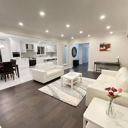 3-Bedroom Modern Luxury Apartment In The Heart Of City Toronto Exterior foto