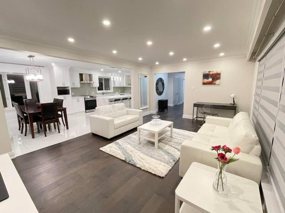 3-Bedroom Modern Luxury Apartment In The Heart Of City Toronto Exterior foto