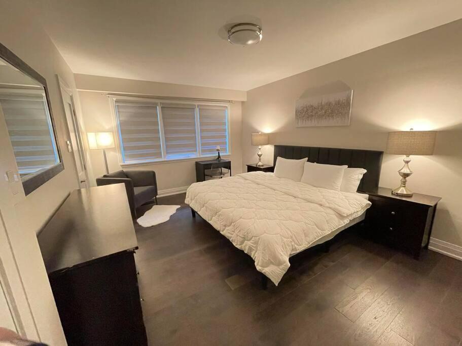3-Bedroom Modern Luxury Apartment In The Heart Of City Toronto Exterior foto