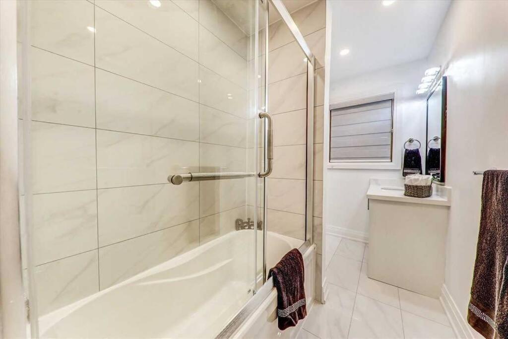 3-Bedroom Modern Luxury Apartment In The Heart Of City Toronto Exterior foto