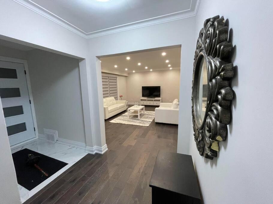 3-Bedroom Modern Luxury Apartment In The Heart Of City Toronto Exterior foto