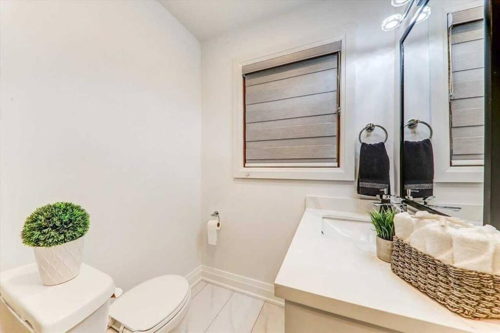 3-Bedroom Modern Luxury Apartment In The Heart Of City Toronto Exterior foto