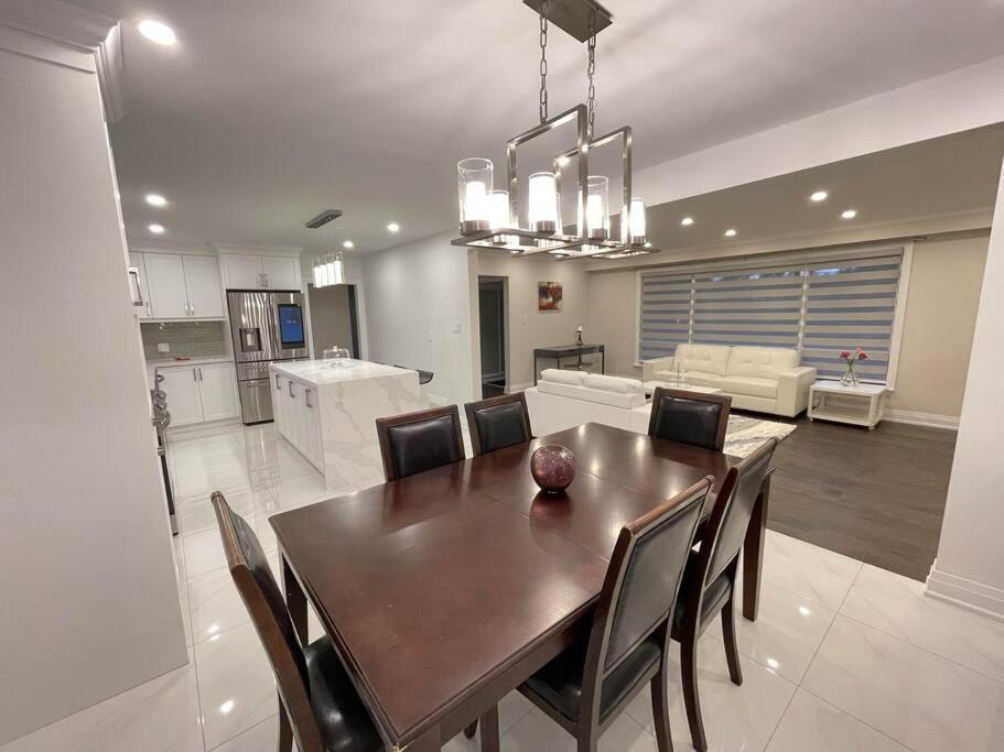 3-Bedroom Modern Luxury Apartment In The Heart Of City Toronto Exterior foto