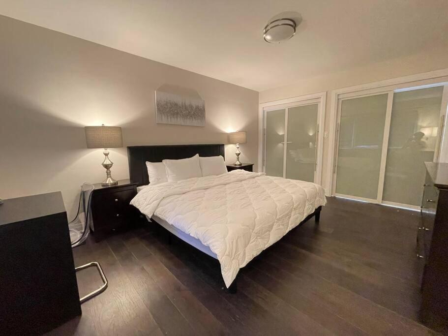 3-Bedroom Modern Luxury Apartment In The Heart Of City Toronto Exterior foto