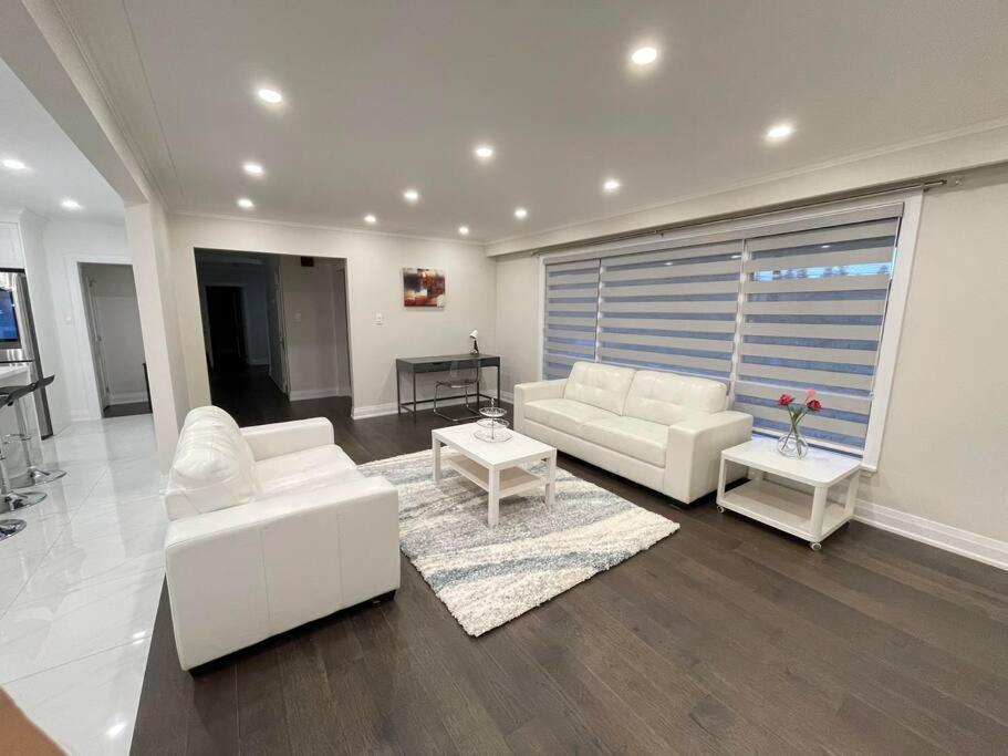 3-Bedroom Modern Luxury Apartment In The Heart Of City Toronto Exterior foto