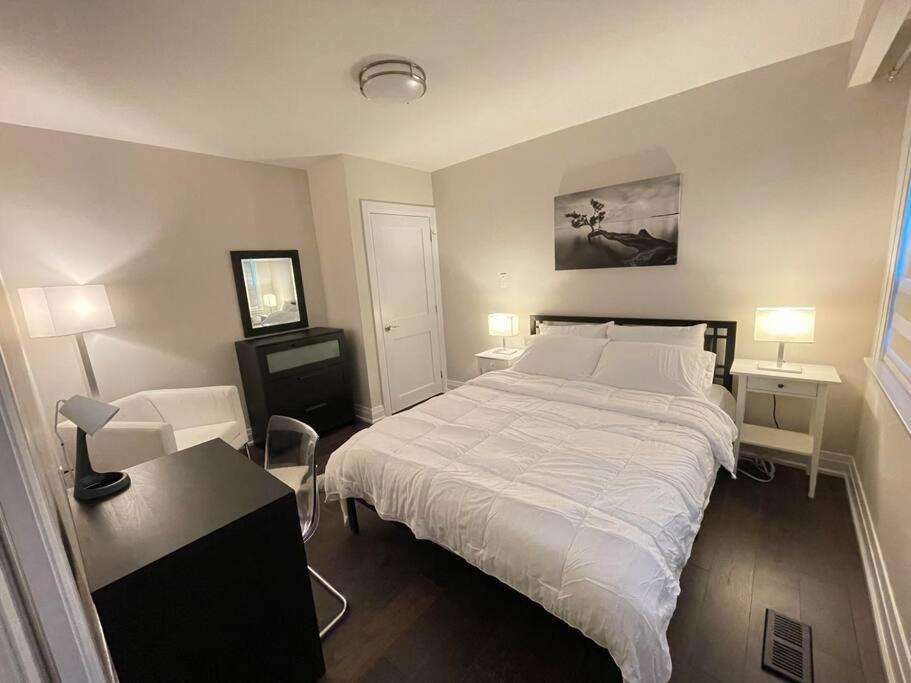 3-Bedroom Modern Luxury Apartment In The Heart Of City Toronto Exterior foto